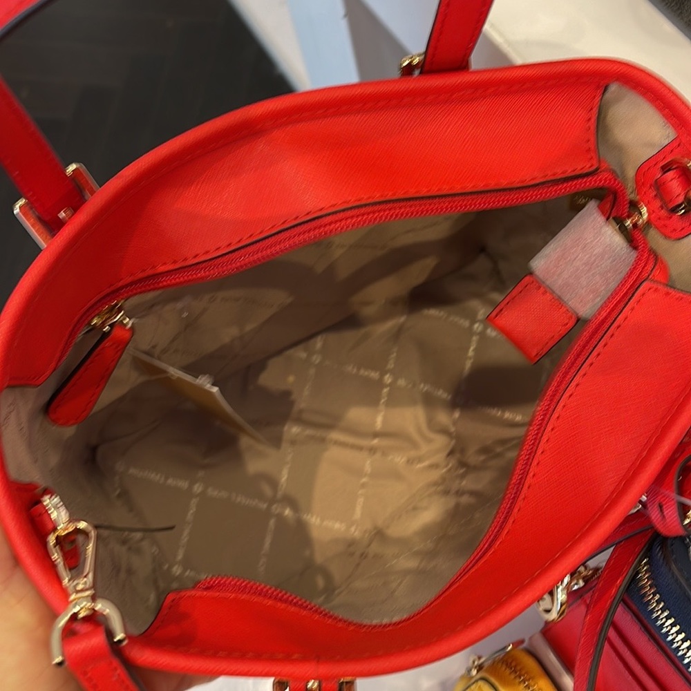 MICHAEL KORS
Jet Set Travel Extra-Small Saffiano Leather Top-Zip Tote Bag
NWT - Picture 13 of 16